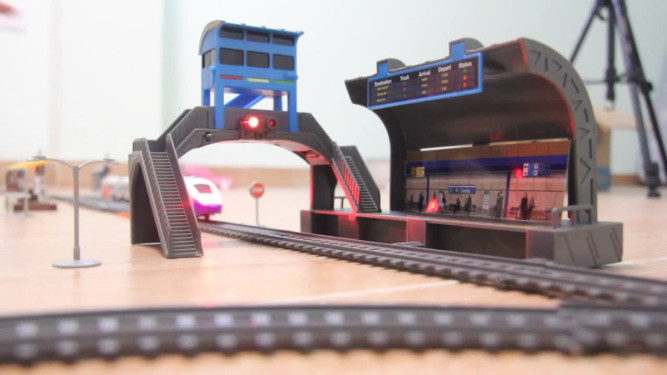 Железная дорога с пассажирской станцией, скоростной поезд, длина полотна 244 см - BSQ-2185